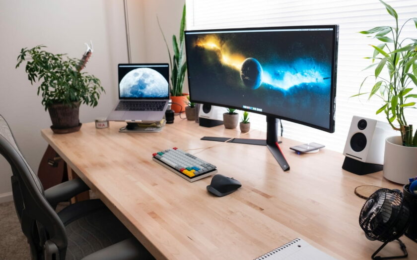 Curved Monitor auf dem Schreibtisch